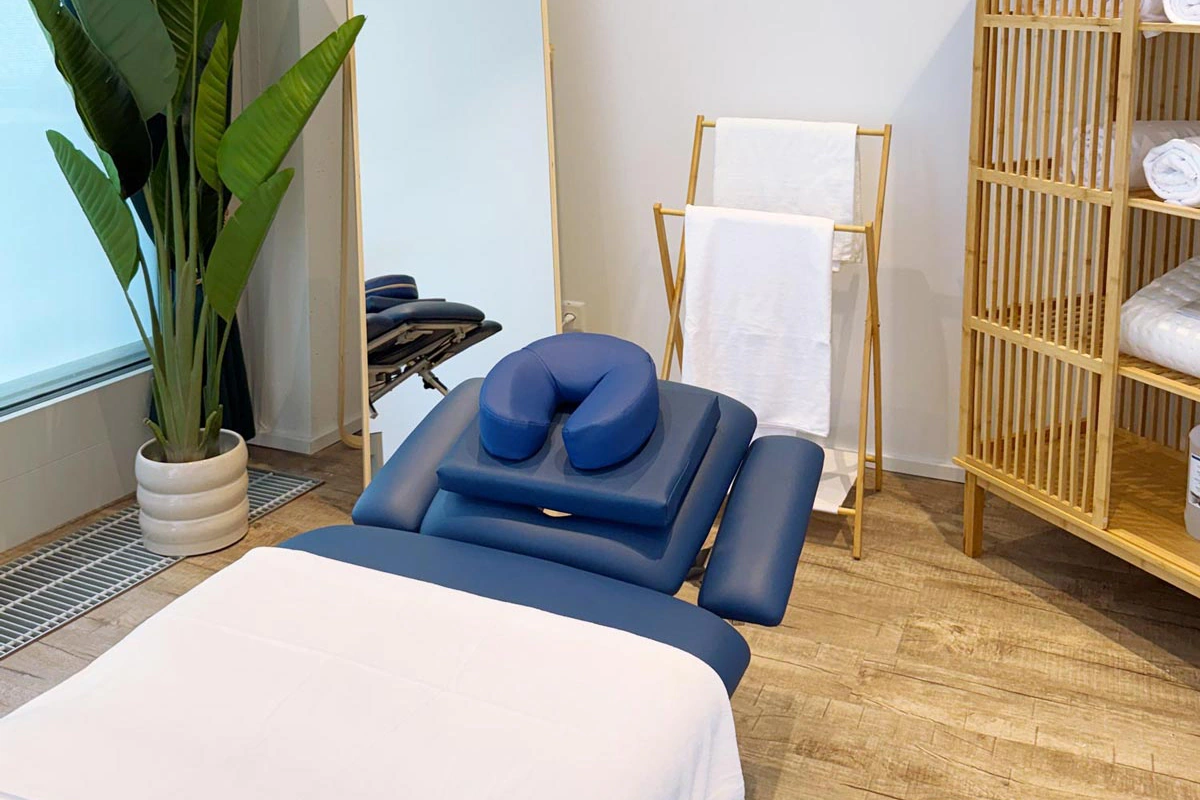 Handtuchständer und frisch bezogene Liege im Behandlungsraum an der Piazza Santeramo 1 – Massage Zentrum Oberglatt